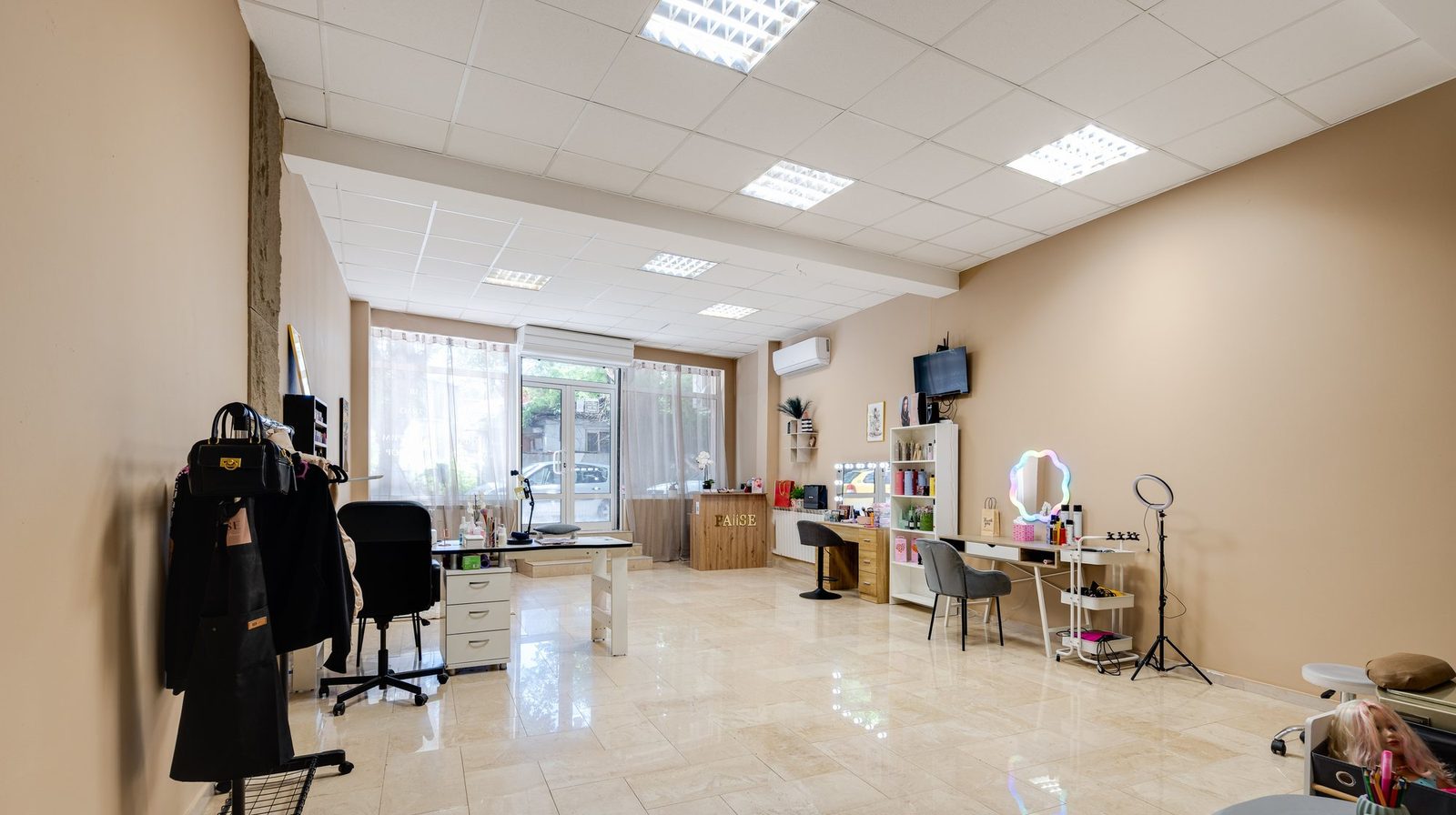 Основното пространство на PA||SE Beauty Studio